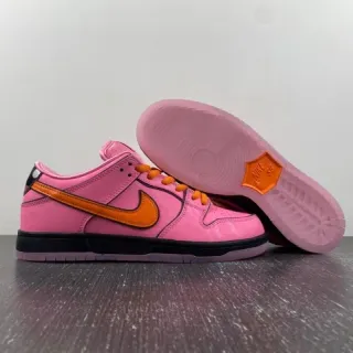 Nike SB Dunk Low 粉色和橙色滑板鞋