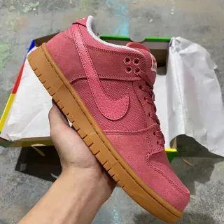 Nike SB Dunk Low 粉色树胶滑板鞋