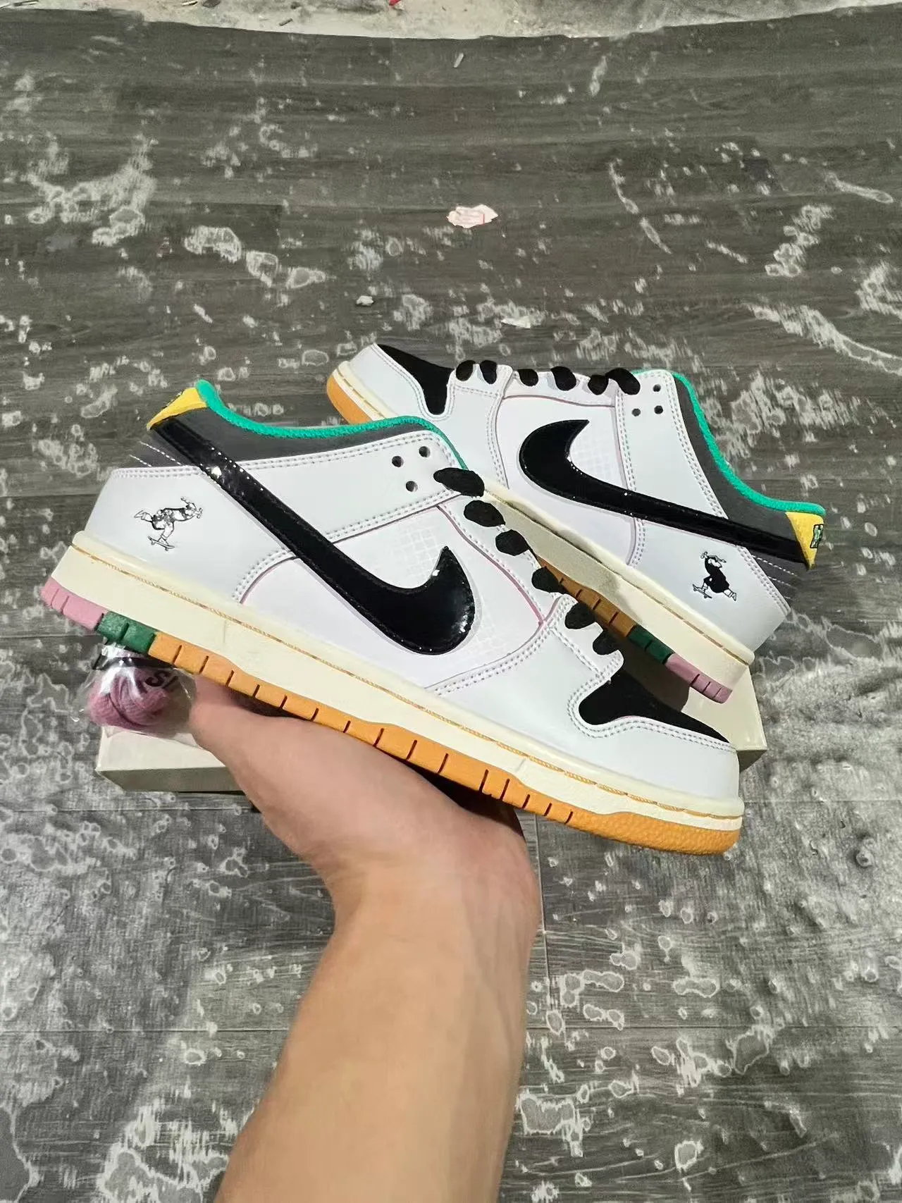Nike SB Dunk Low أبيض أسود Gum متعدد الألوان حذاء سكيت بورد 1