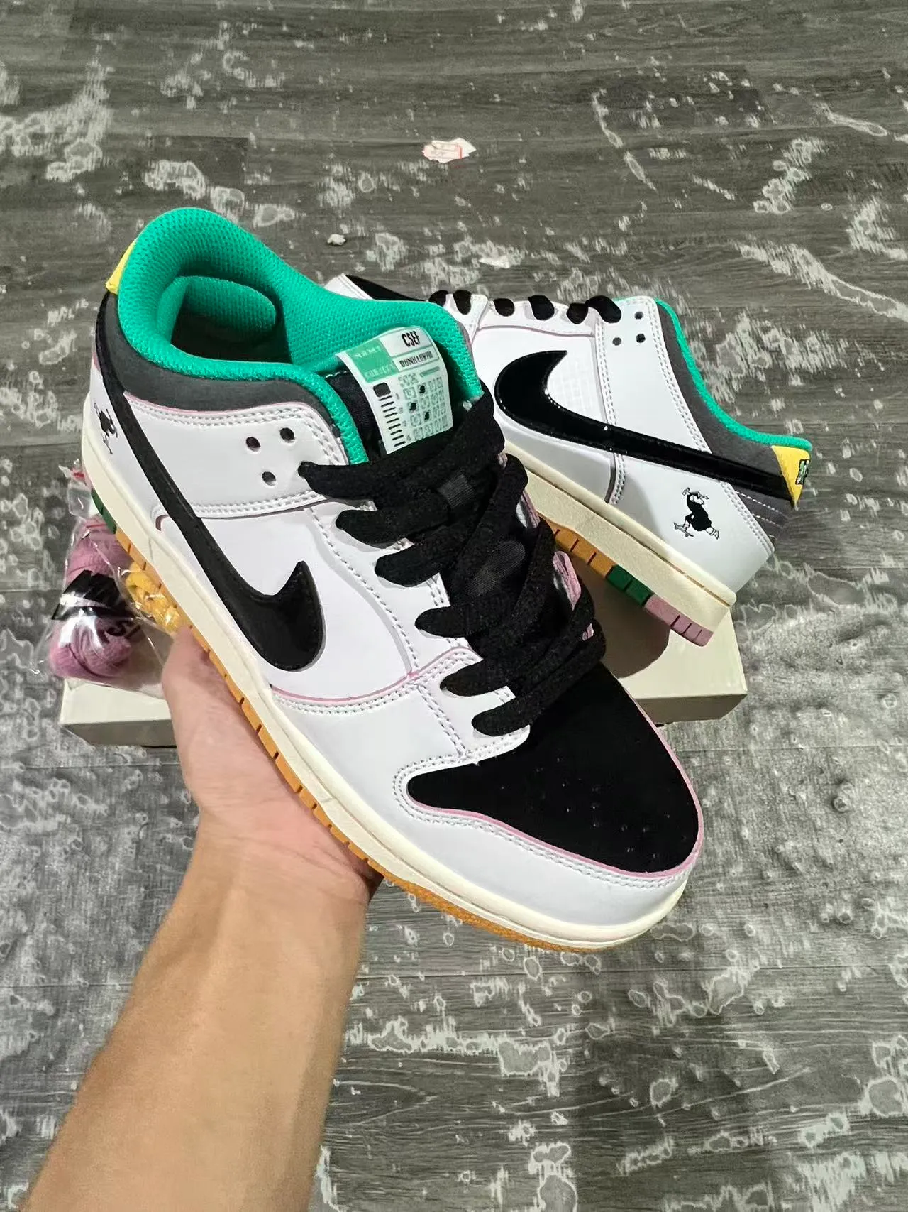 Nike SB Dunk Low أبيض أسود Gum متعدد الألوان حذاء سكيت بورد 5