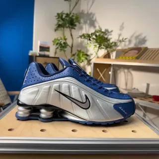 Nike Shox R4 蓝色和银色生活方式运动鞋