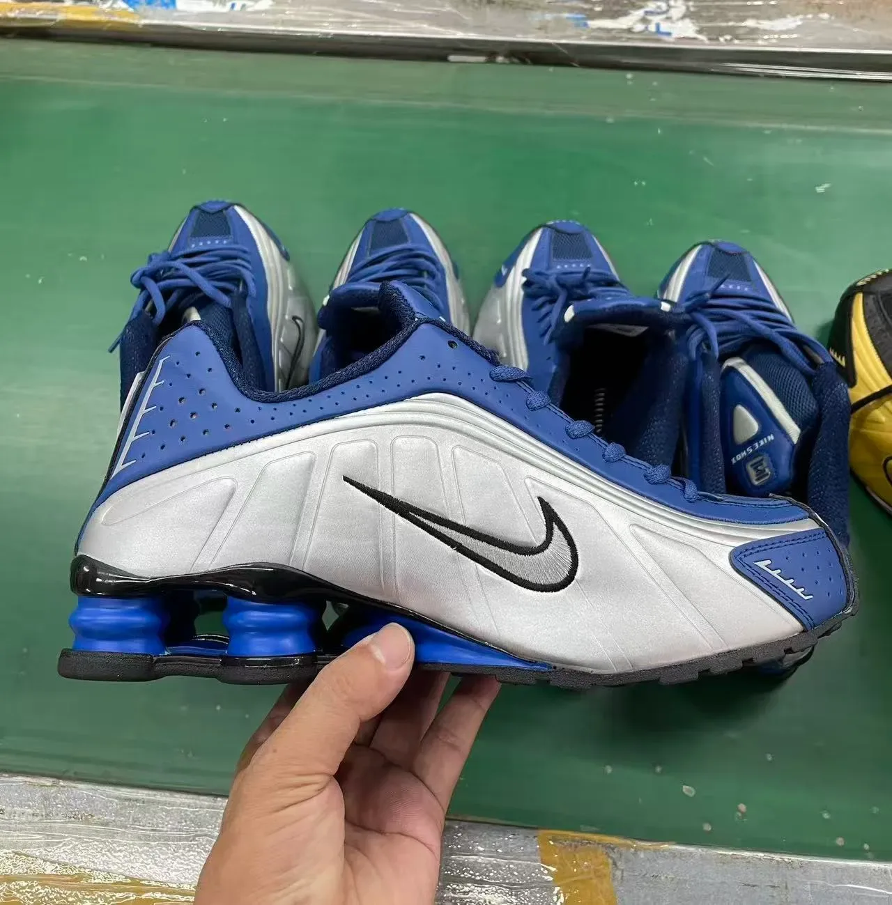 Nike Shox R4 Blue Silver Lifestyle Sneakers 2