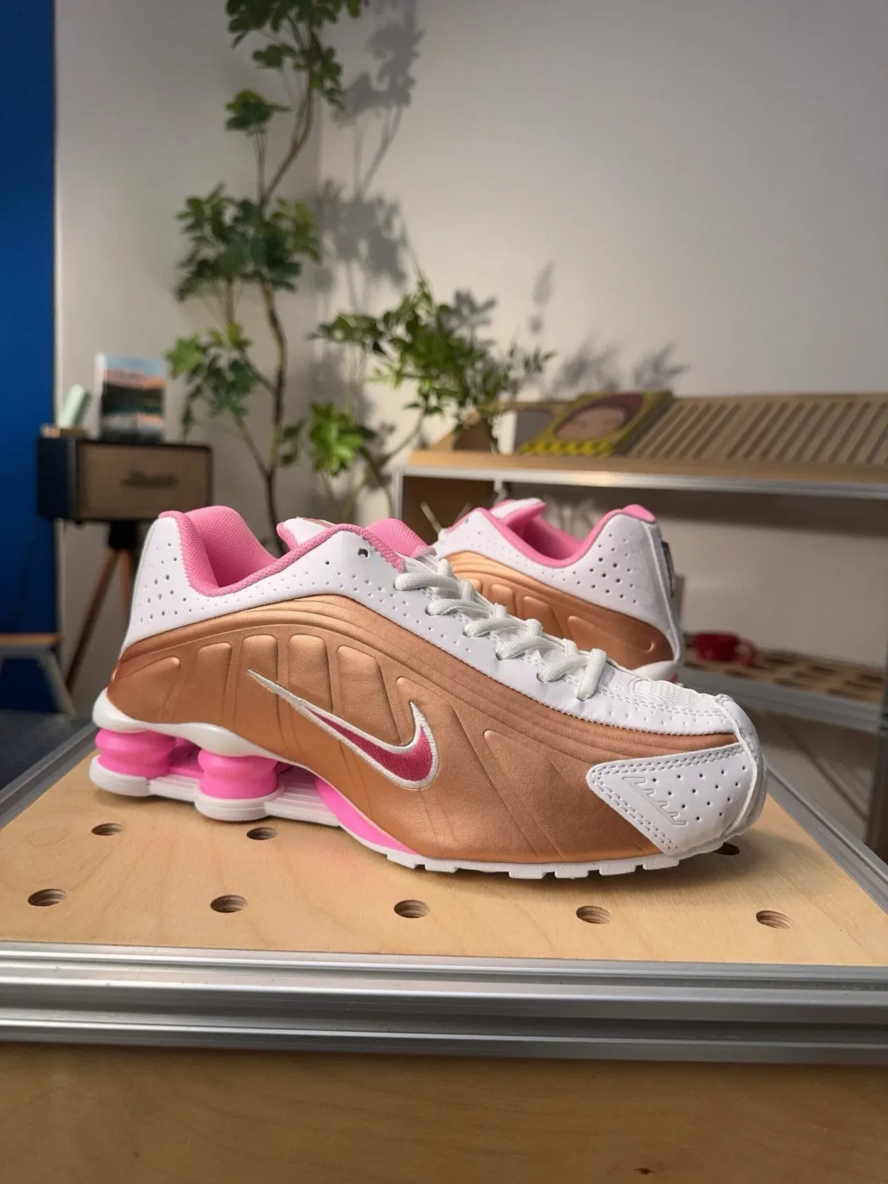 Nike Shox Running Sneaker White Copper Pink Lifestyle Sneakers 2