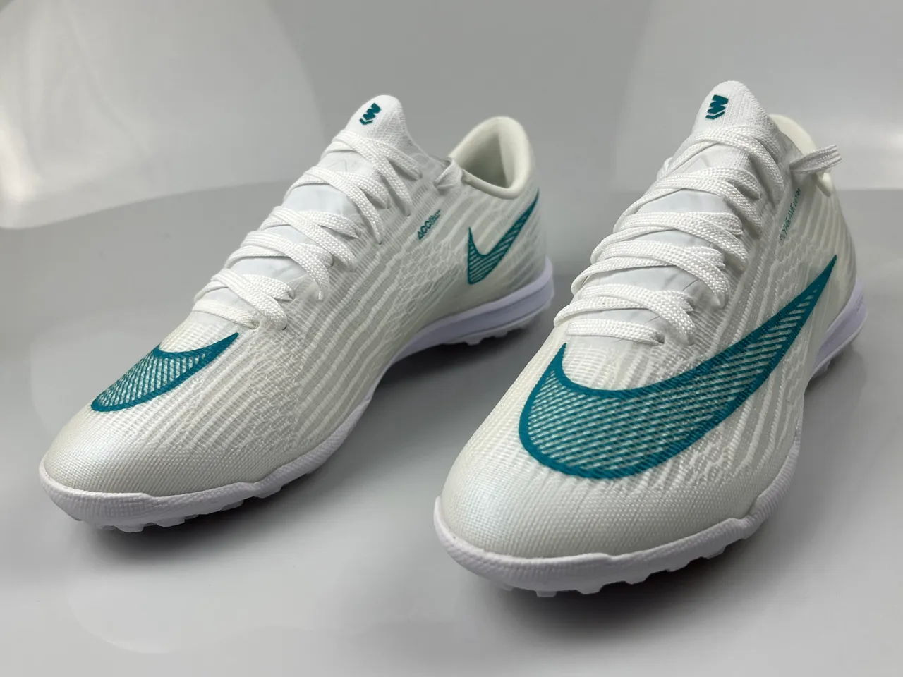 Nike chaussures de soccer indoor blanc et bleu avec upper Flyweave Knit, overlay Swoosh en Teal 2