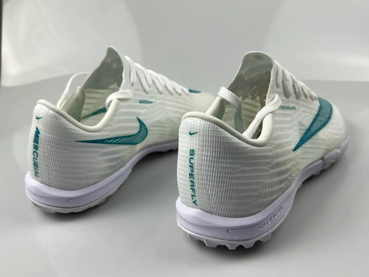 Nike chaussures de soccer indoor blanc et bleu avec upper Flyweave Knit, overlay Swoosh en Teal 3