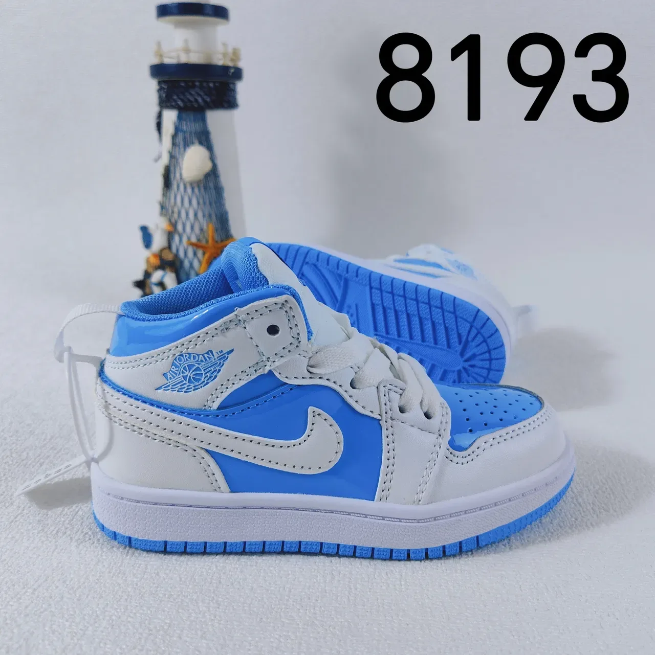 Nike White Blue Low-Top Perforated Toe Lifestyle Sneakers 7
