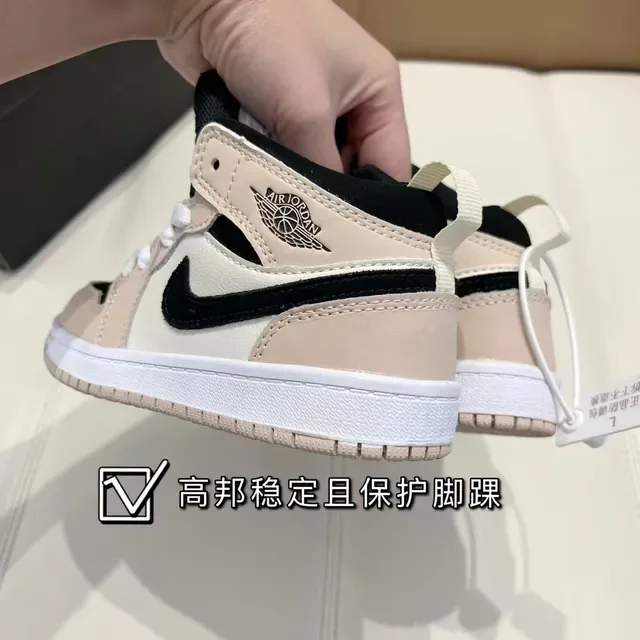 Nike White Blue Low-Top Perforated Toe Lifestyle Sneakers 13