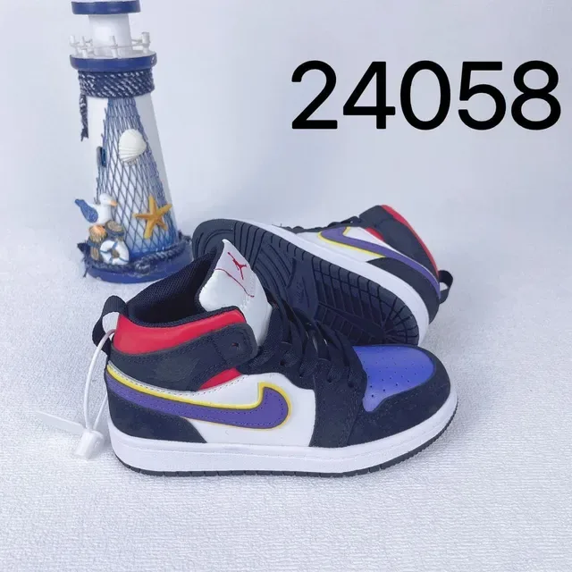 Nike White Blue Low-Top Perforated Toe Lifestyle Sneakers 17