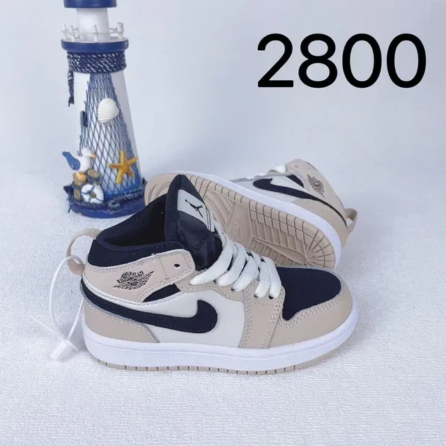 Nike White Blue Low-Top Perforated Toe Lifestyle Sneakers 19