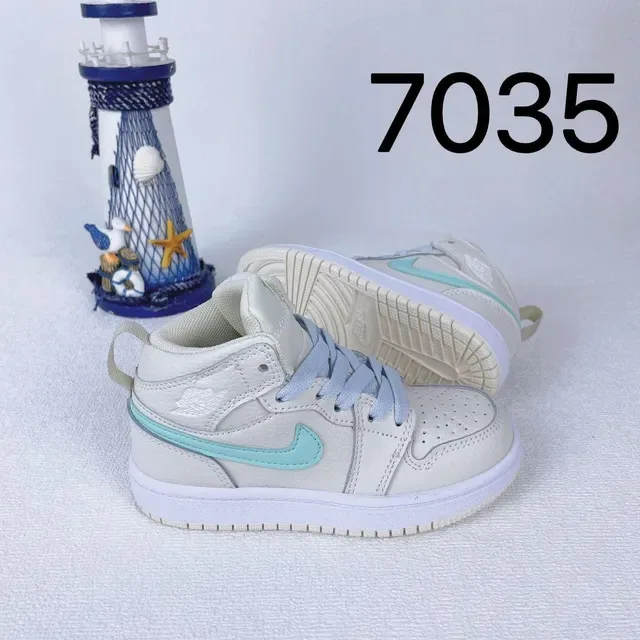Nike White Blue Low-Top Perforated Toe Lifestyle Sneakers 20