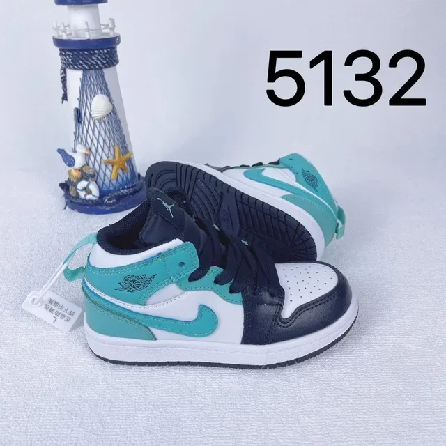 Nike White Blue Low-Top Perforated Toe Lifestyle Sneakers 21