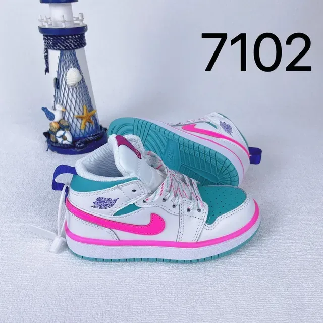 Nike White Blue Low-Top Perforated Toe Lifestyle Sneakers 22