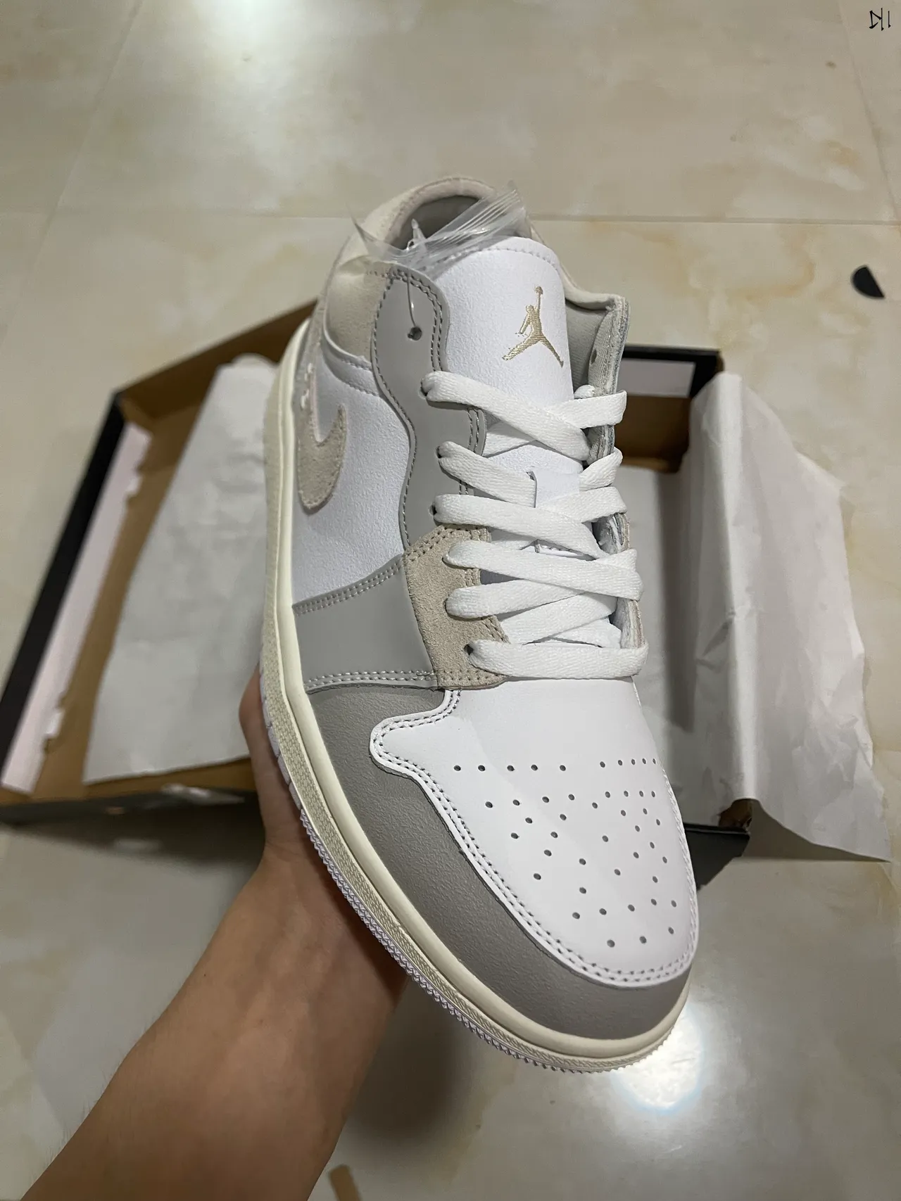 Nike White Gray Low-Top Layered Leather-Suede Upper Lifestyle Sneakers 2