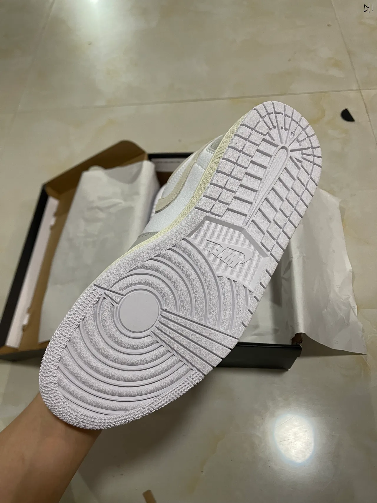 Nike White Gray Low-Top Layered Leather-Suede Upper Lifestyle Sneakers 6