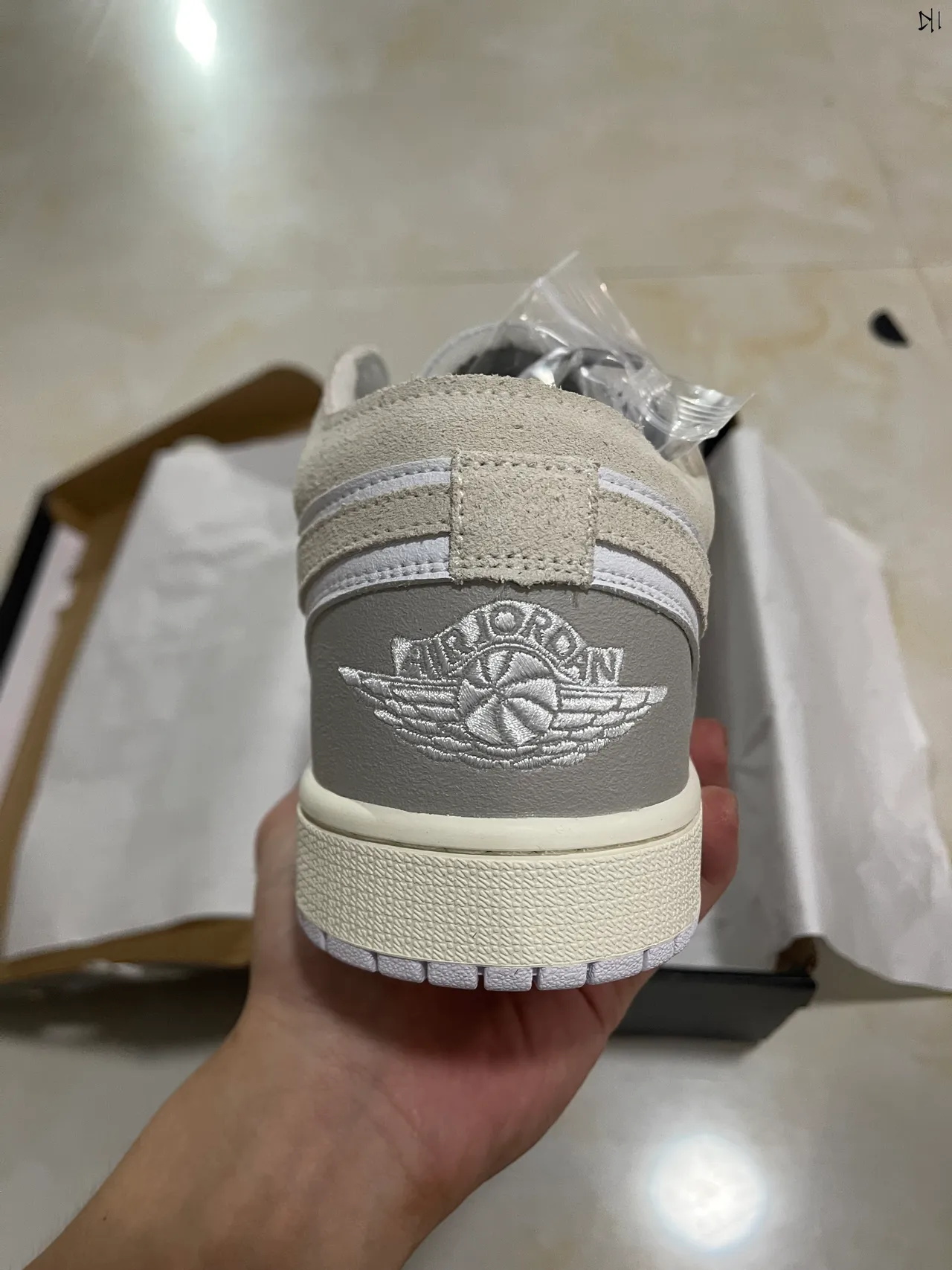 Nike White Gray Low-Top Layered Leather-Suede Upper Lifestyle Sneakers 7