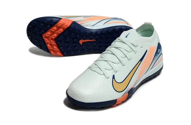 Nike Chaussures de football turf avec upper en tricot blanc et navy avec overlay graphique gradient 3