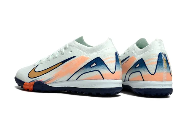 Nike Chaussures de football turf avec upper en tricot blanc et navy avec overlay graphique gradient 4
