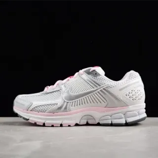 Nike Tênis de Corrida Brancos e Rosas com Upper de Malha e Overlays de Cage Sintéticos