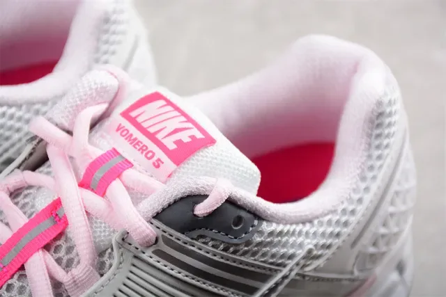 Nike Zapatillas de Running Blancas y Rosas con Upper de Malla y Overlays de Cage Sintéticas 6