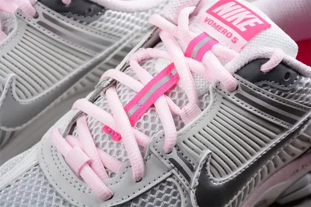 Nike Zapatillas de Running Blancas y Rosas con Upper de Malla y Overlays de Cage Sintéticas 7