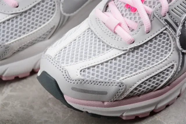 Nike Zapatillas de Running Blancas y Rosas con Upper de Malla y Overlays de Cage Sintéticas 8