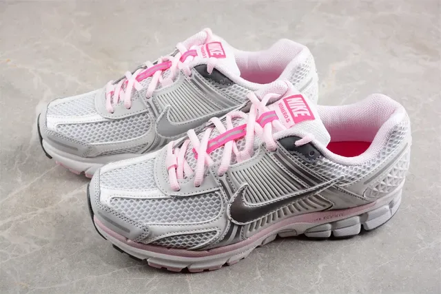 Nike Zapatillas de Running Blancas y Rosas con Upper de Malla y Overlays de Cage Sintéticas 9