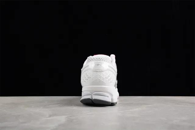 Nike Zapatillas de Running Blancas y Rosas con Upper de Malla y Overlays de Cage Sintéticas 10