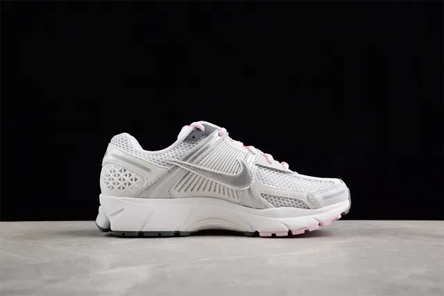 Nike Zapatillas de Running Blancas y Rosas con Upper de Malla y Overlays de Cage Sintéticas 11