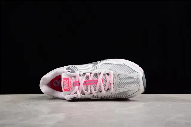 Nike Zapatillas de Running Blancas y Rosas con Upper de Malla y Overlays de Cage Sintéticas 12