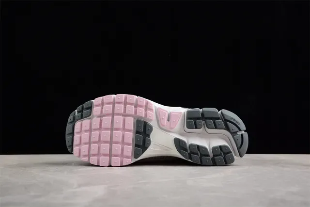 Nike Zapatillas de Running Blancas y Rosas con Upper de Malla y Overlays de Cage Sintéticas 13