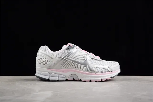 Nike Zapatillas de Running Blancas y Rosas con Upper de Malla y Overlays de Cage Sintéticas 14