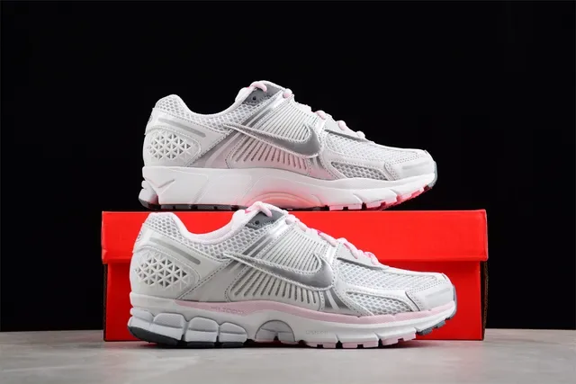 Nike Zapatillas de Running Blancas y Rosas con Upper de Malla y Overlays de Cage Sintéticas 15