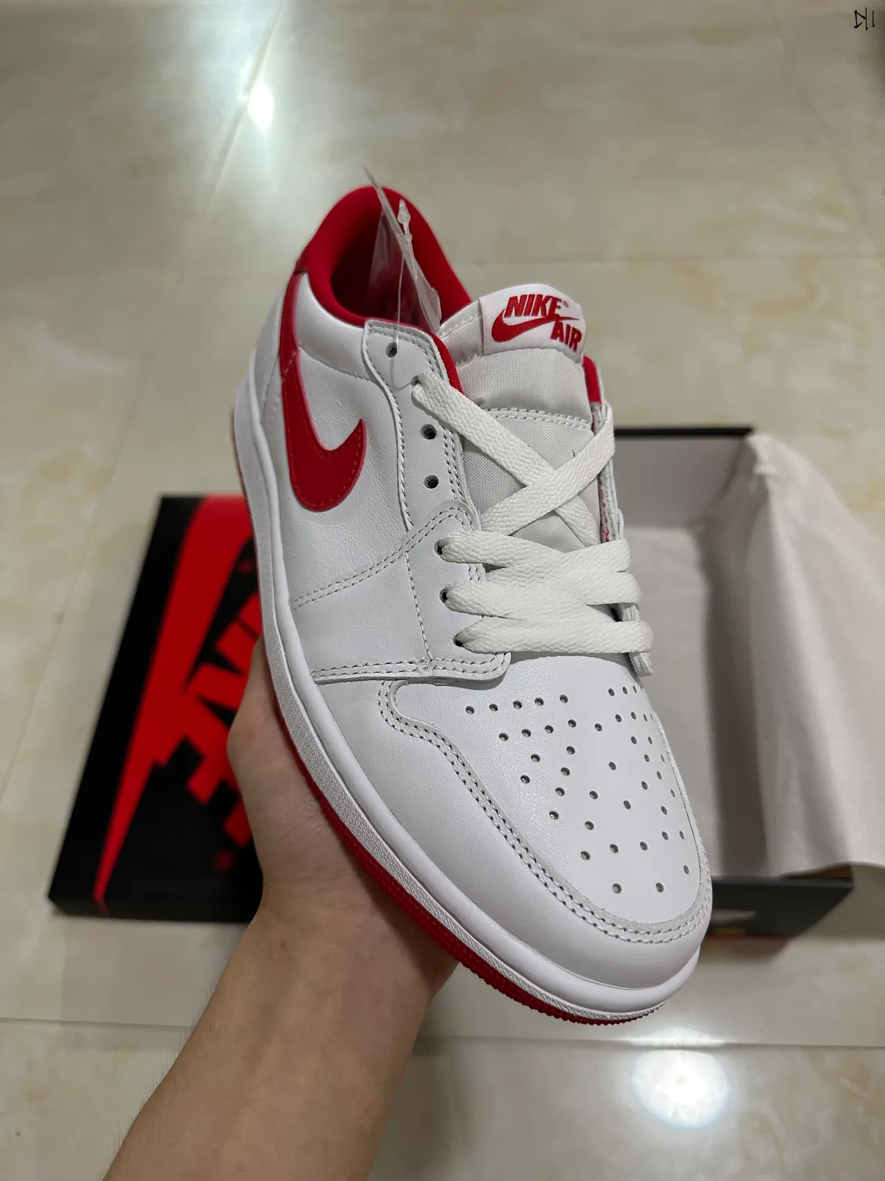 Nike White Red Low-Top Leather Upper Lifestyle Sneakers 2