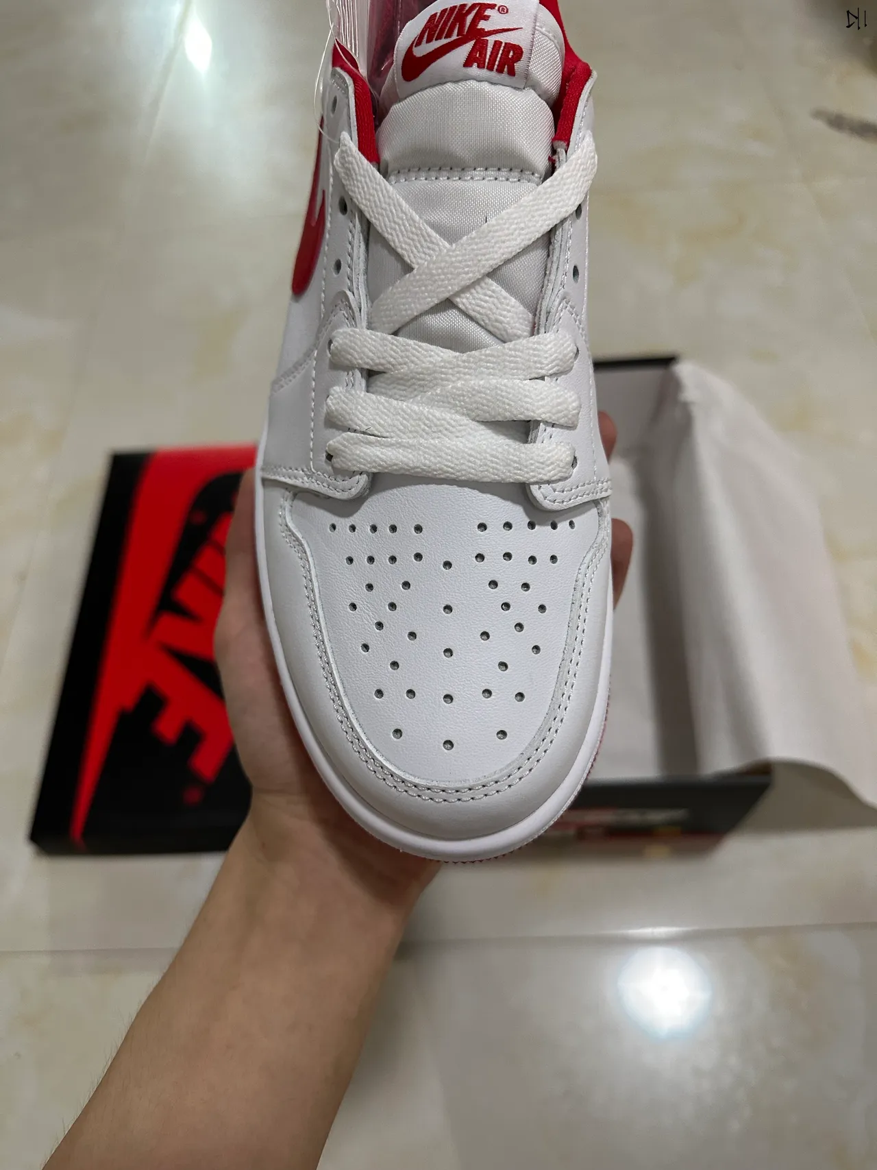 Nike White Red Low-Top Leather Upper Lifestyle Sneakers 3
