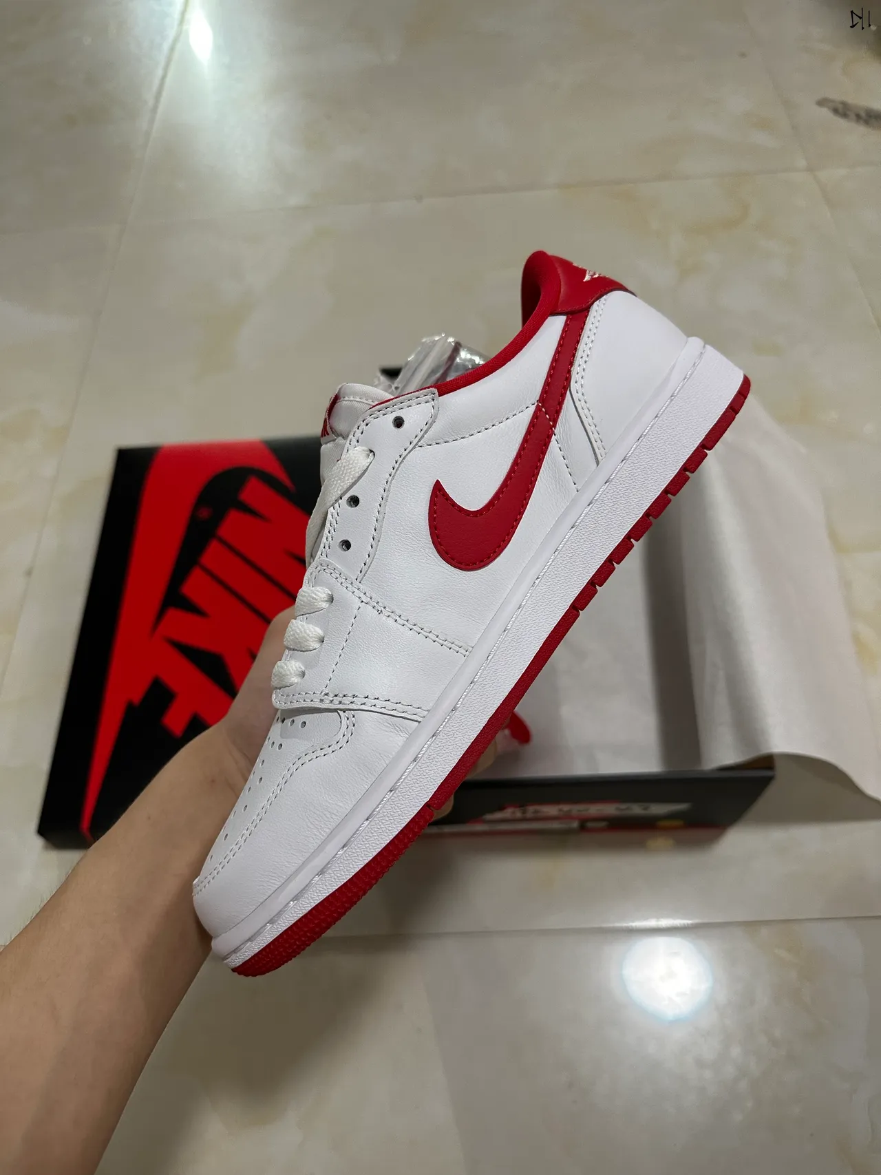 Nike White Red Low-Top Leather Upper Lifestyle Sneakers 5
