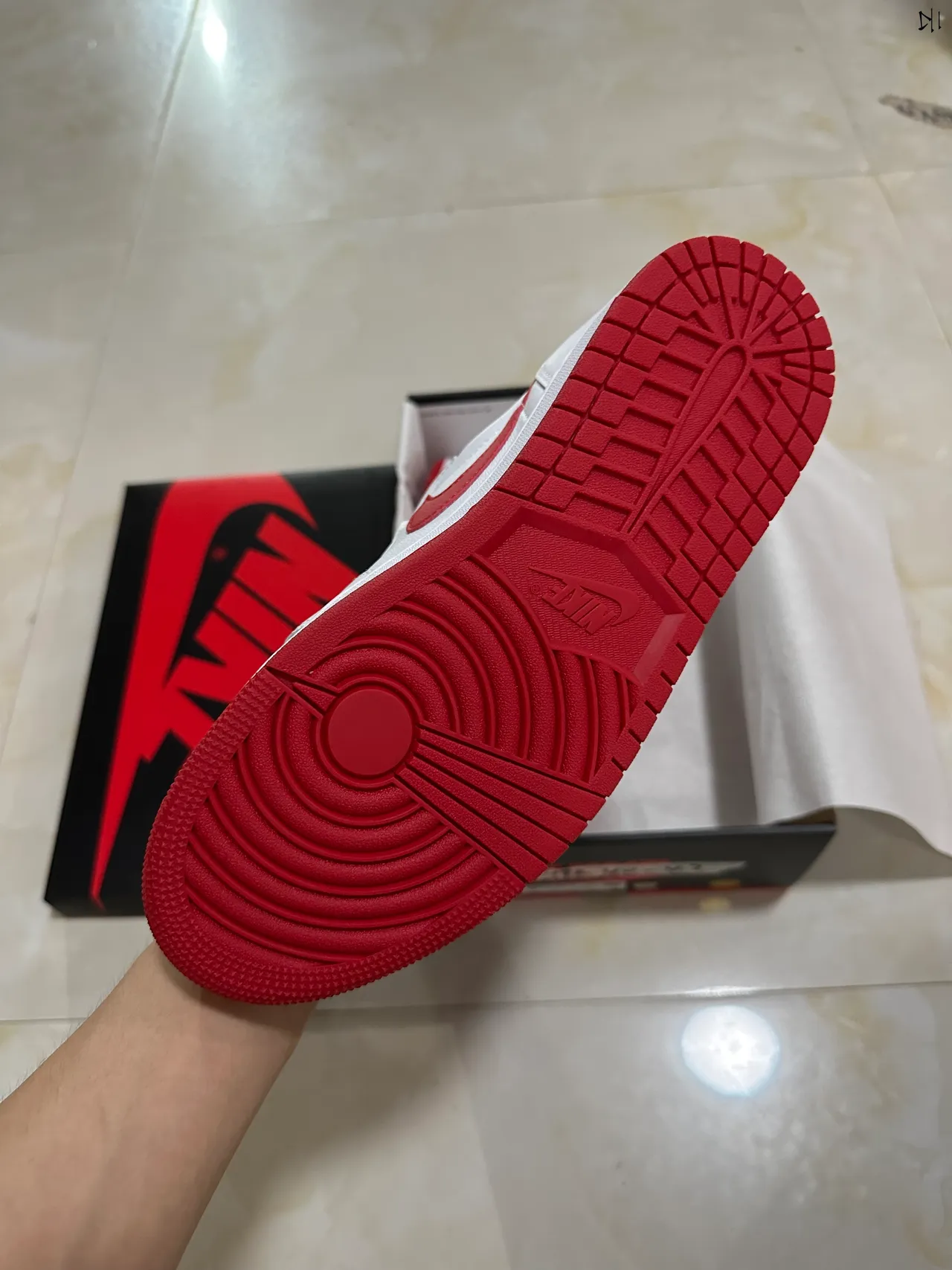 Nike White Red Low-Top Leather Upper Lifestyle Sneakers 6