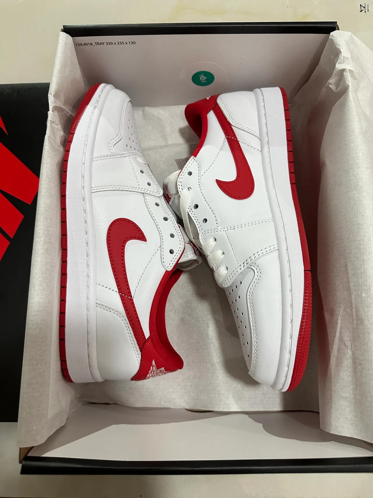 Nike White Red Low-Top Leather Upper Lifestyle Sneakers 8