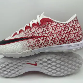 Nike 白色红色玫瑰印花纺织鞋面低帮领室内足球鞋