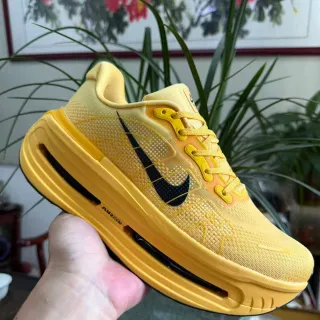 Nike Chaussures de course avec upper en maille ingénierée jaune noir unité Air Zoom visible de longueur complète
