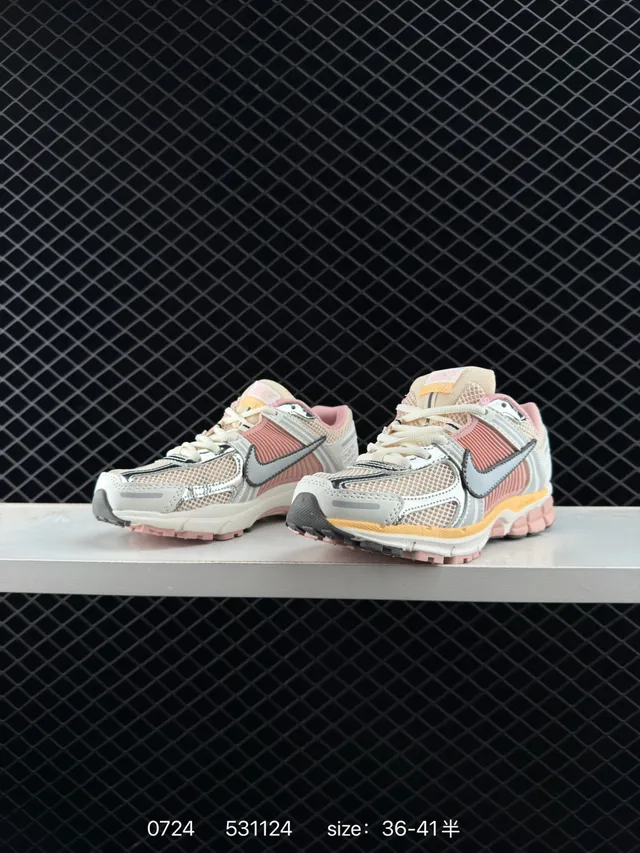 Nike Zoom Vomero 5 SP Pink and Cream Chaussures de course 2