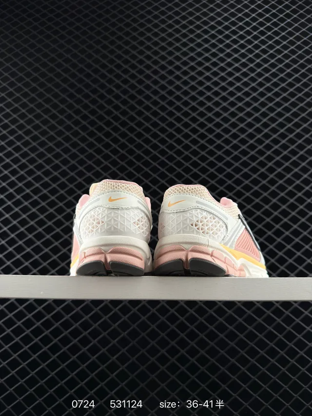 Nike Zoom Vomero 5 SP Pink and Cream Chaussures de course 3