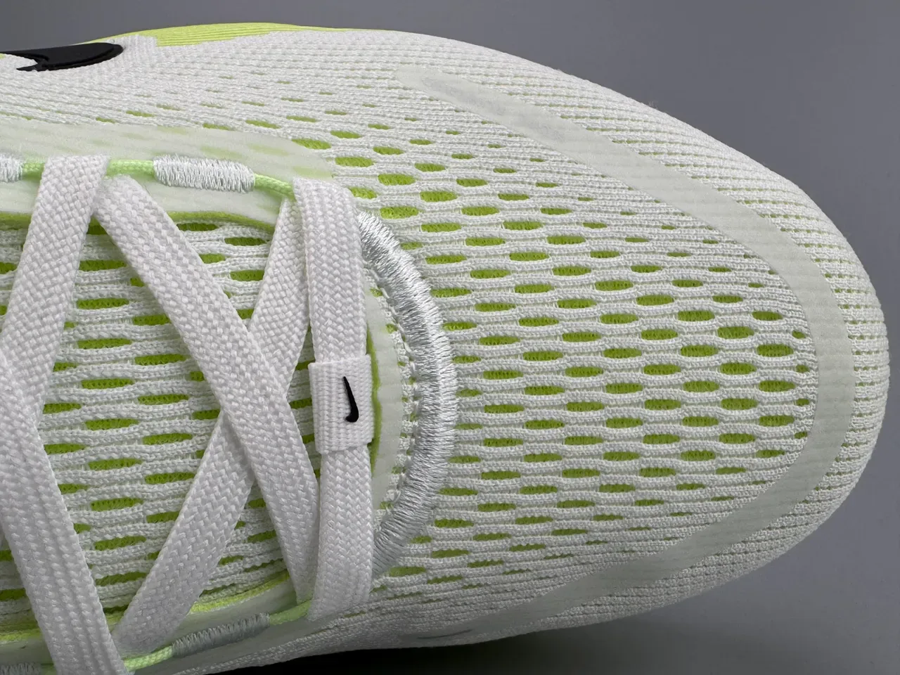 Nike ZoomX Invincible Run Tênis de corrida brancos e amarelos com upper de knit engineered e sola com padrão ondulado 2
