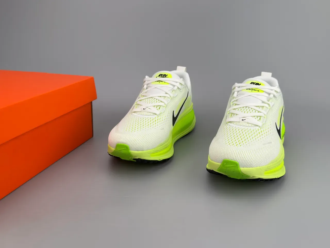 Nike ZoomX Invincible Run Tênis de corrida brancos e amarelos com upper de knit engineered e sola com padrão ondulado 3
