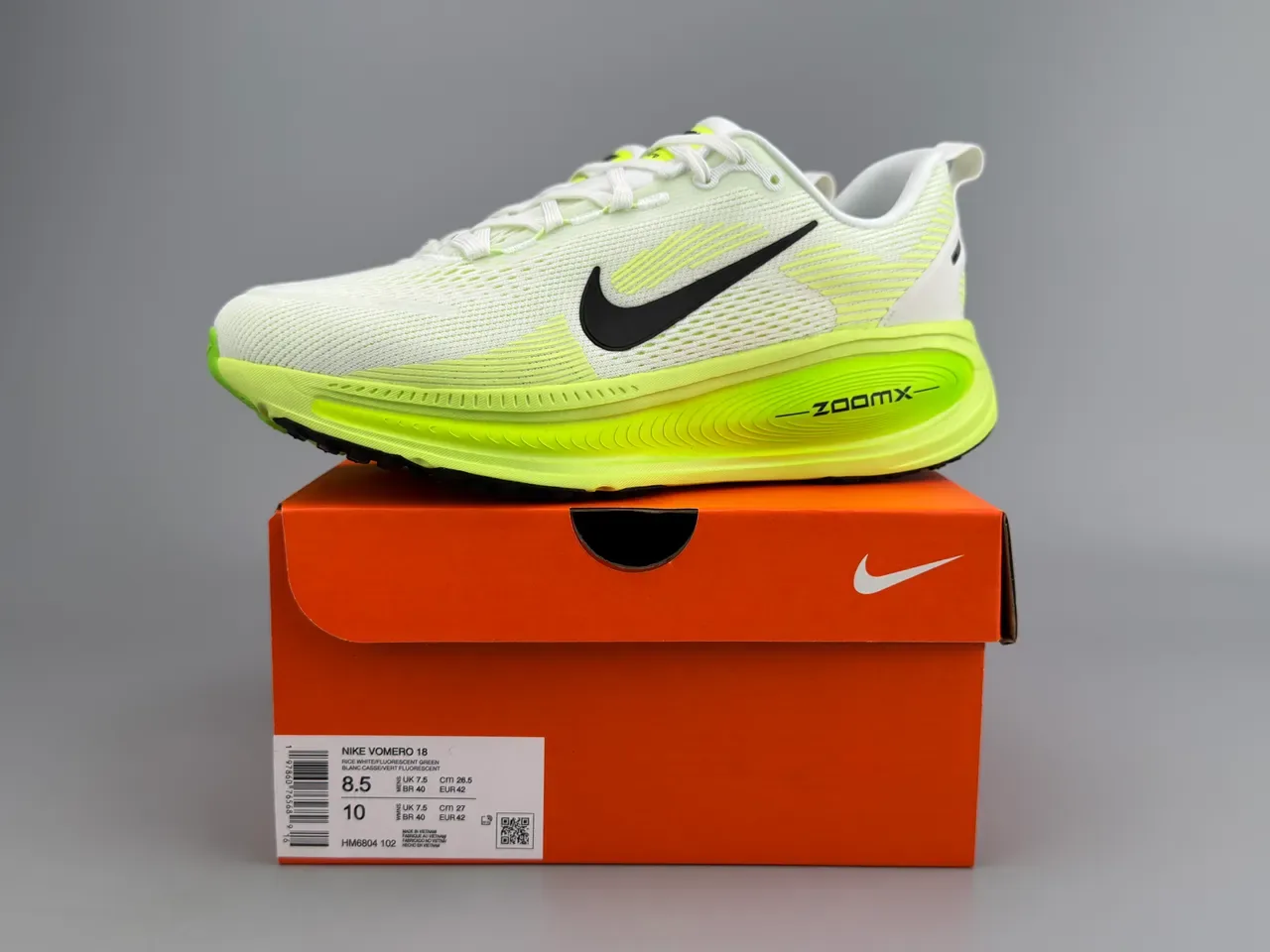 Nike ZoomX Invincible Run Tênis de corrida brancos e amarelos com upper de knit engineered e sola com padrão ondulado 4