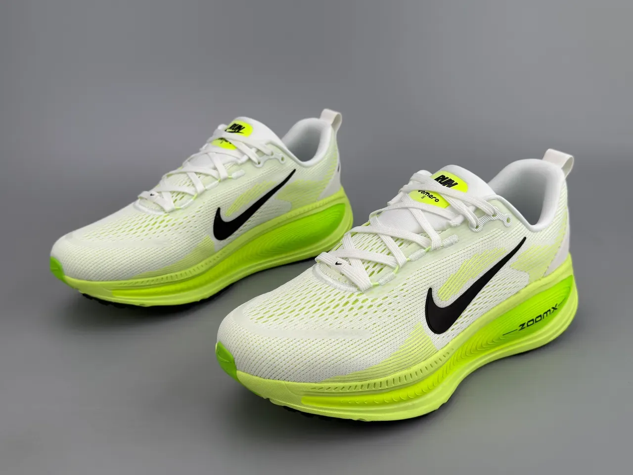 Nike ZoomX Invincible Run Tênis de corrida brancos e amarelos com upper de knit engineered e sola com padrão ondulado 5