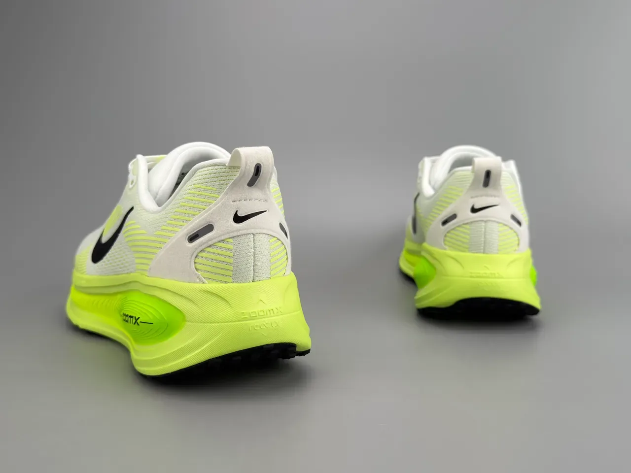 Nike ZoomX Invincible Run Tênis de corrida brancos e amarelos com upper de knit engineered e sola com padrão ondulado 6