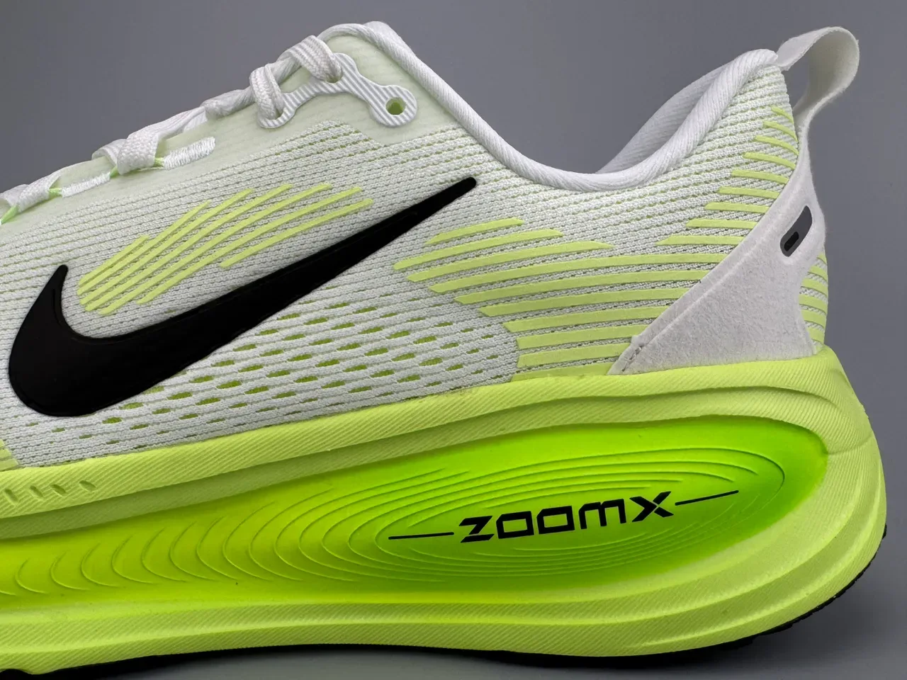 Nike ZoomX Invincible Run Tênis de corrida brancos e amarelos com upper de knit engineered e sola com padrão ondulado 7