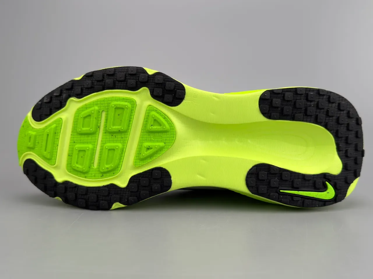 Nike ZoomX Invincible Run Tênis de corrida brancos e amarelos com upper de knit engineered e sola com padrão ondulado 8