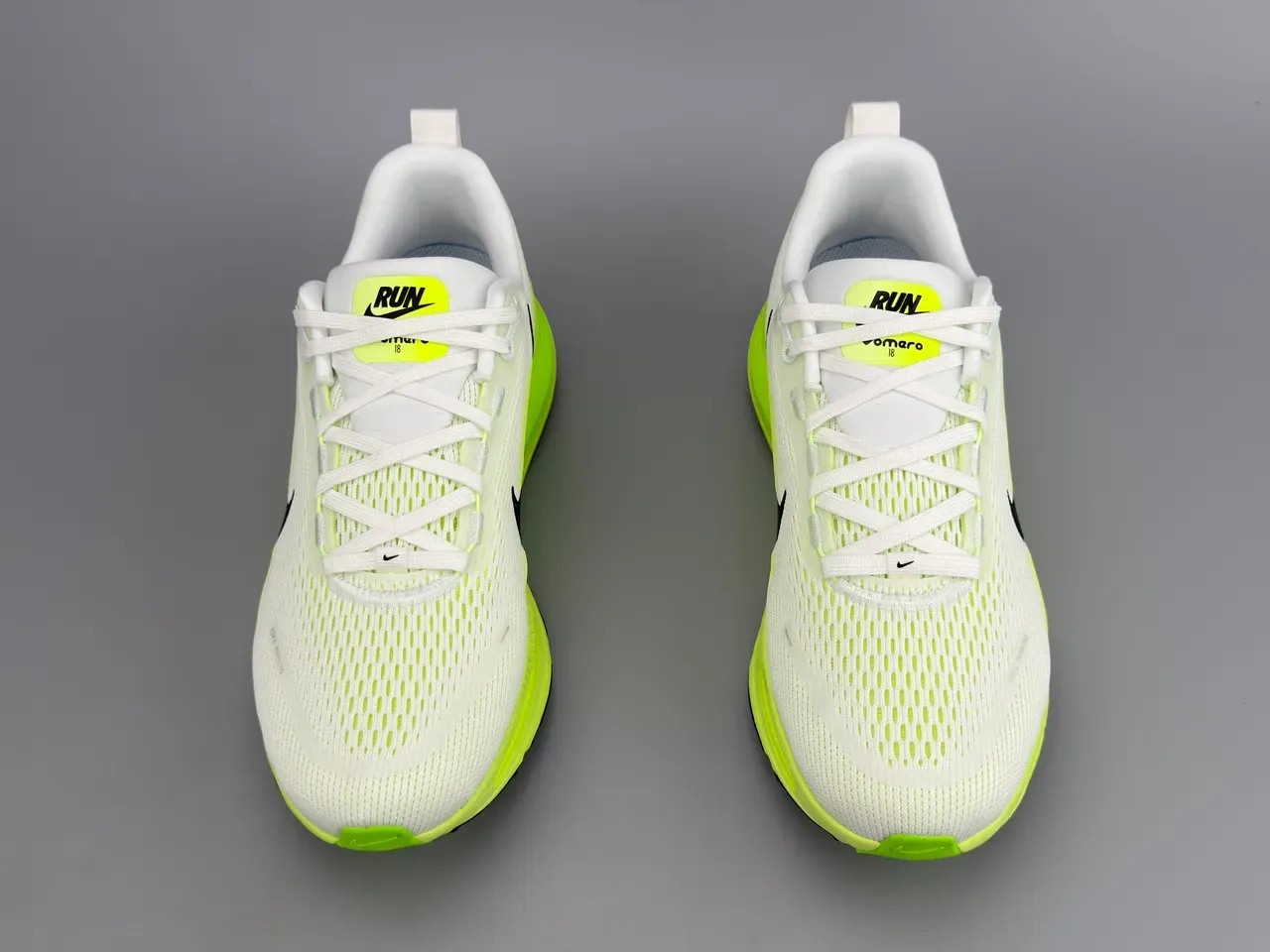 Nike ZoomX Invincible Run Tênis de corrida brancos e amarelos com upper de knit engineered e sola com padrão ondulado 9