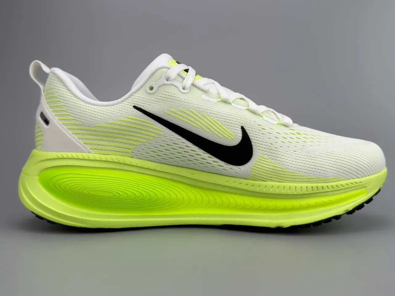 Nike ZoomX Invincible Run Tênis de corrida brancos e amarelos com upper de knit engineered e sola com padrão ondulado 10